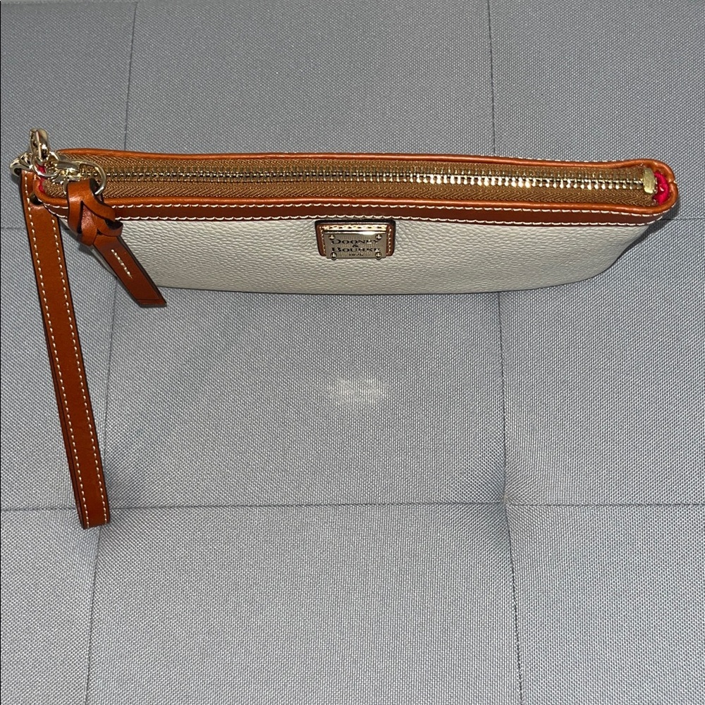 NWOT Dooney & Bourke Large Wristlet - Picture 8 of 8